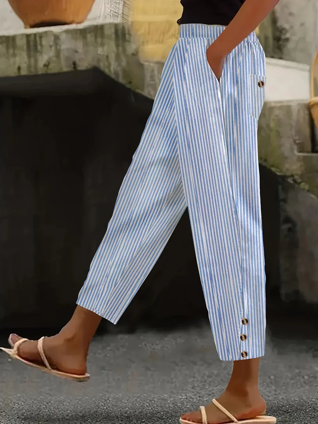 Daphné | Pantalon estival rayé avec détails de boutons élégants